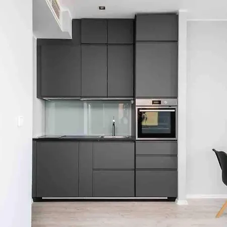Modern Beach Condo, Old Town 15min, Prime Location Апартаменты