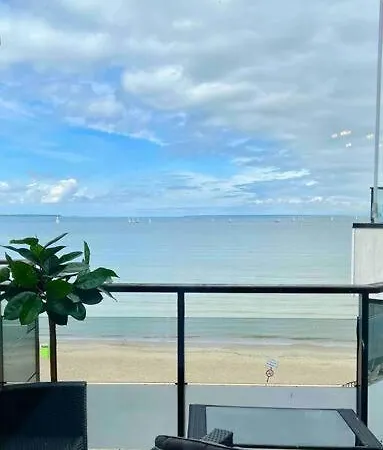 Modern Beach Condo, Old Town 15min, Prime Location Appartamento